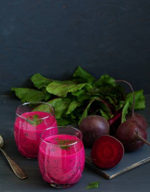 Soğuk çorba yoğurt pancar ve salatalık ile. okroshka.