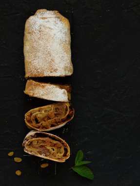 Kuru üzüm ve bademli elmalı turta. Yukarıdan görünüm.