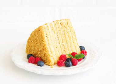 Taze çilek ile çok katmanlı tatlım pasta bir parça. Seçici odak