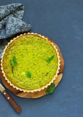 Yeşil bezelyeli, pastırmalı ve peynirli ev yapımı tart..