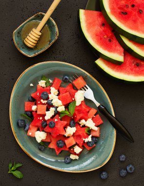 Peynirli, dutlu ve naneli karpuz salatası..
