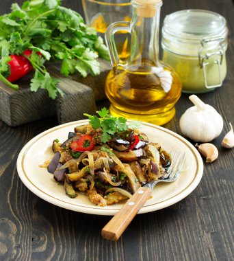 Soğan ve sarımsaklı kızarmış patlıcan salatası. Gürcistan mutfağı.