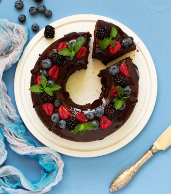 Sır ve taze çilek ile çikolatalı kek