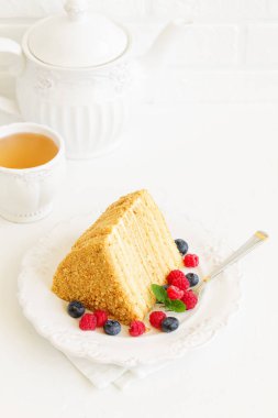 Taze çilek ile çok katmanlı tatlım pasta bir parça. Seçici odak