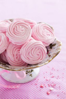 Tabakta ev yapımı elma şekerlemesi..