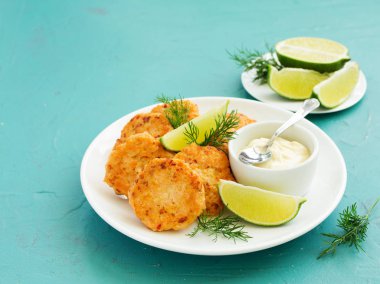 Somon ve tartar soslu pirzola.