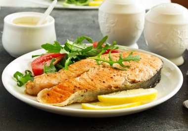 Krema soslu ızgara somon Steak.