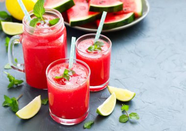 Sağlıklı karpuz içki ve taze karpuz