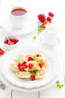 süzme peynir (peynir kek) çilek ve krema ile krep.