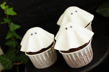 Halloween bir hayalet şeklinde bir pasta.