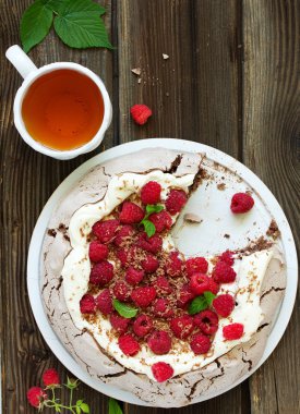 Krem ve ahududu ile çikolata tatlı (pasta) pavlov.