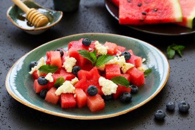 Peynirli, dutlu ve naneli karpuz salatası..