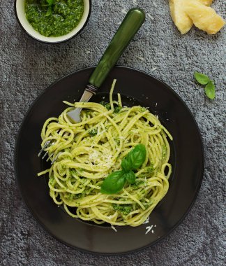 Ev yapımı pesto soslu spagetti..