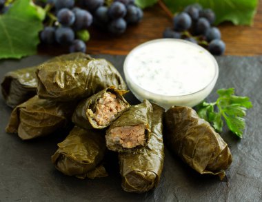et ve pilav ile doldurulmuş dolma üzüm yaprakları.