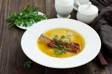 Kaburga füme bezelye çorbası..