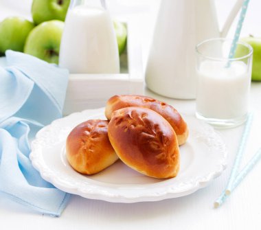 Elma doldurma ile taze küçük köftesi.