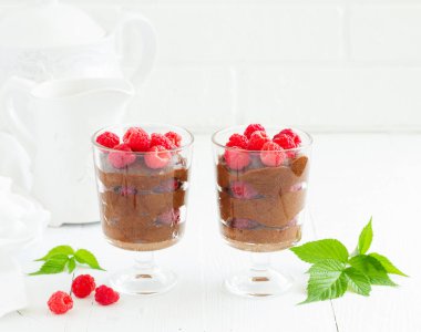 Çikolata mousse ile ahududu. Seçici odak.