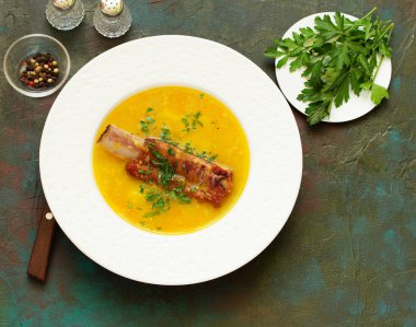 Kaburga füme bezelye çorbası..