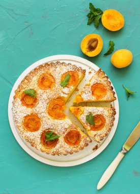 Kayısı ve badem ile Bisküvi pasta.