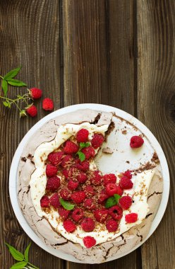 Krem ve ahududu ile çikolata tatlı (pasta) pavlov.