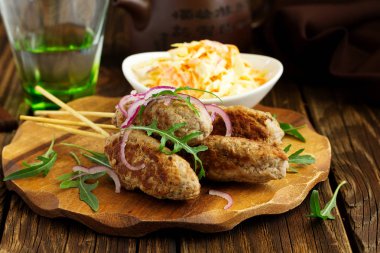 Salata yakın çekim kebabı Kyufta.