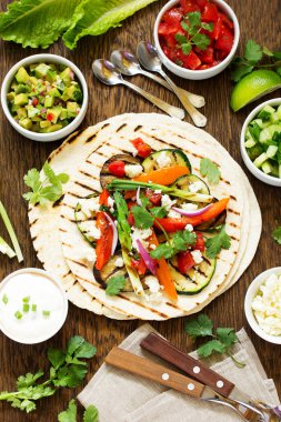 Vejetaryen meze tacos ızgara sebzeler ve salsa ile.