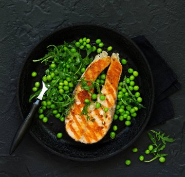 Fırında Balık veya kavrulmuş fileto veya bezelye ile biftek,