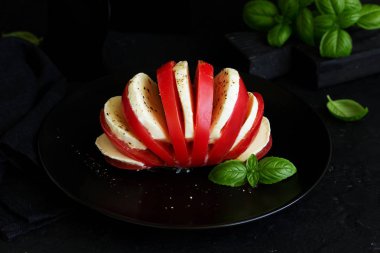 Domates ve mozzarella ile İtalyan caprese salatası.