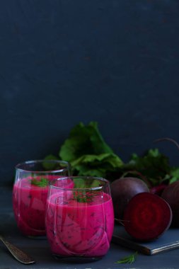 Soğuk çorba yoğurt pancar ve salatalık ile. okroshka.