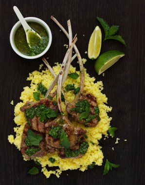 Kuzu pirzolası nane-sarımsak sosu ve kuskus ile kemik üzerinde.