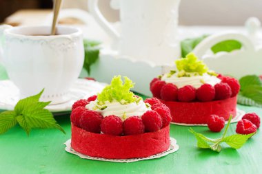 Fıstık krem ve ahududu ile Tartlets.