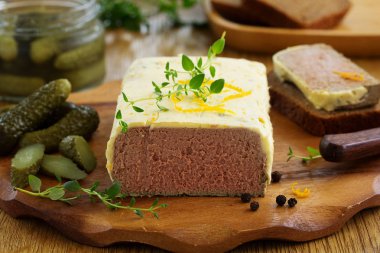 Tereyağlı tavuk karaciğer terrine.