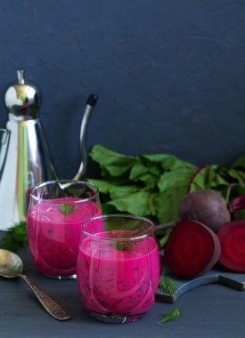 Soğuk çorba yoğurt pancar ve salatalık ile. okroshka.