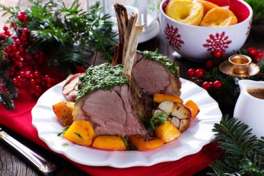 Noel kızartma Yorkshire pudingi ile sığır eti. Şenlikli yemeği.