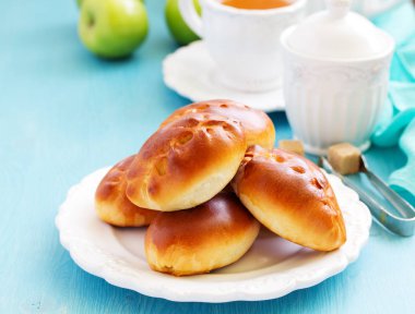 Elma doldurma ile taze küçük köftesi.