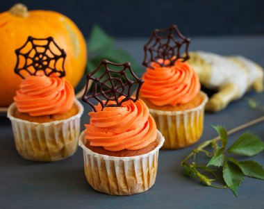 Çikolata örümcek ağı ile Cadılar Bayramı için kabak turuncu kek.