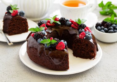 Sır ve taze çilek ile çikolatalı kek