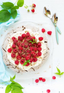 Krem ve ahududu ile çikolata tatlı (pasta) pavlov.