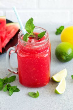 Sağlıklı karpuz içki ve taze karpuz