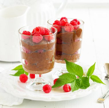 Çikolata mousse ile ahududu. Seçici odak.