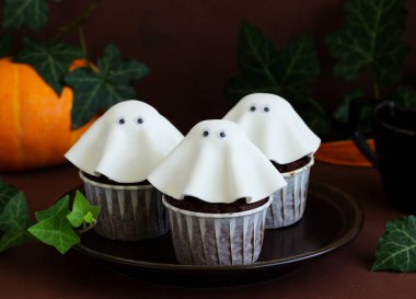 Halloween bir hayalet şeklinde bir pasta.