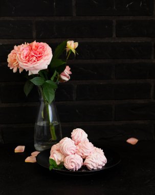 Ev yapımı çilekli Marshmallow çiçekli.  