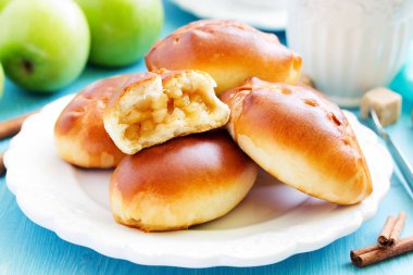 Elma doldurma ile taze küçük köftesi.