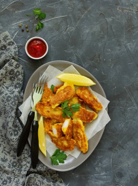 Bir hamur beyaz soslu kızarmış balık.