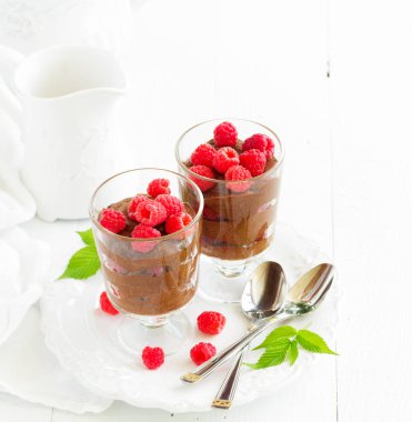 Çikolata mousse ile ahududu. Seçici odak.