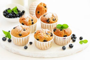 Karanlık bir arka plan üzerinde yaban mersini ile yulaf kek.