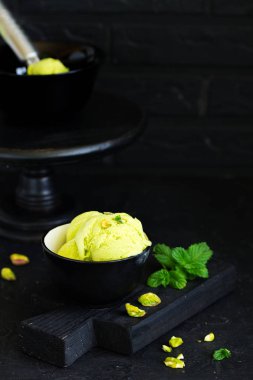 Lezzetli fıstıklı dondurma. Seçici odak.