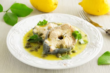 Sıcak yemek buharı mersin balığı limon sosu ve Kapari.