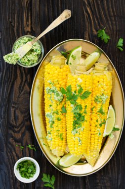 Sarımsaklı tereyağlı haşlanmış mısır. Seçici odaklanma. Yukarıdan görüntüle.