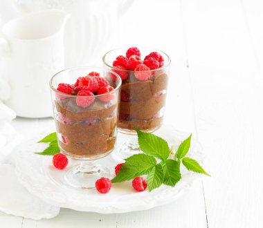 Çikolata mousse ile ahududu. Seçici odak.